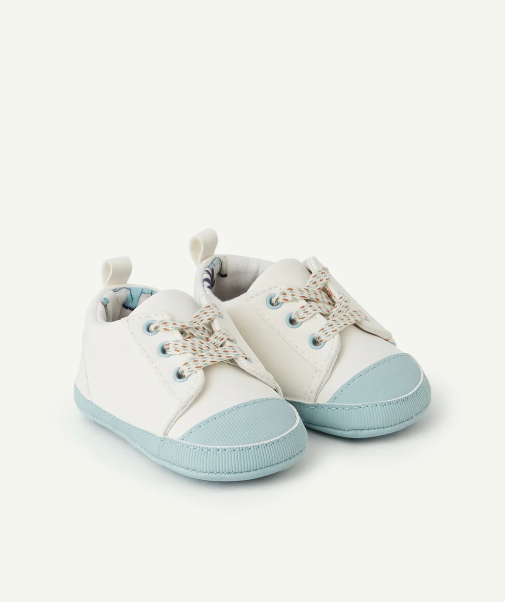 CHAUSSONS BÉBÉ GARÇON STYLE BASKETS BLANC ET BLEU CLAIR