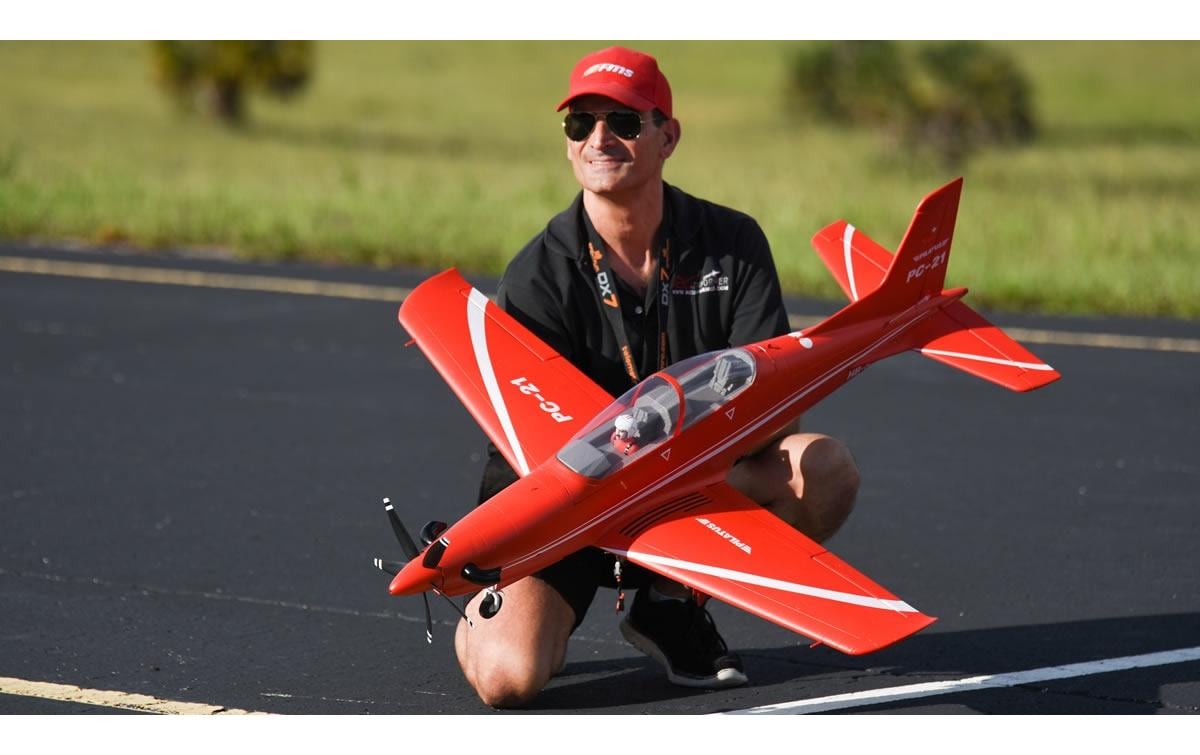 Motorflugzeug Pilatus PC-21 1100 mm PNP<br>Tiefdecker Flugmodell mit Einzeihfahrwerk