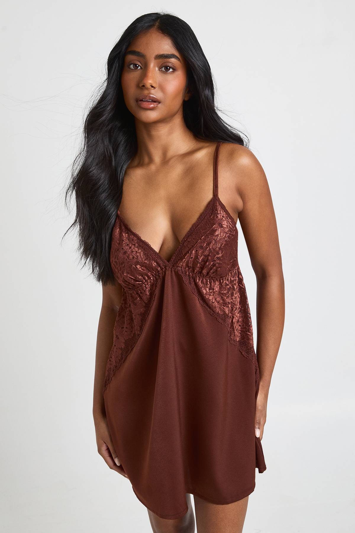 boohoo Nuisette En Satin Avec Détails En Dentelle Florale