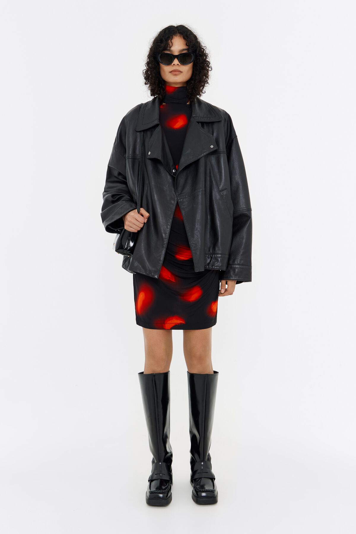 Vestido curto vermelho com ombros à mostra e penas