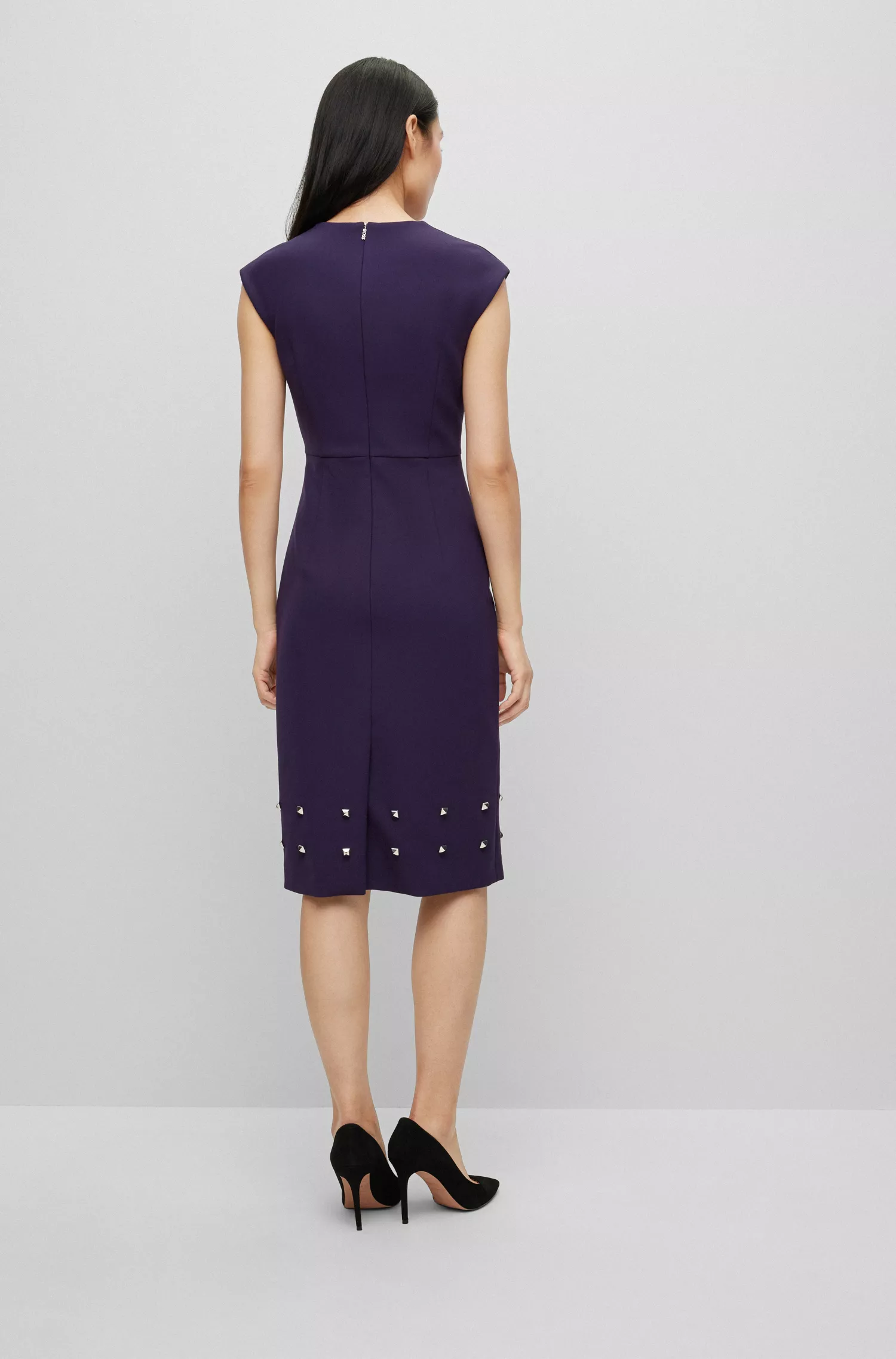 Vestido preto justo da BOSS com detalhes de tachas