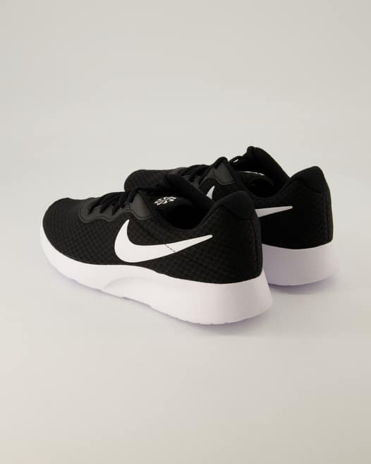 Nike Tanjun Sneaker in Schwarz