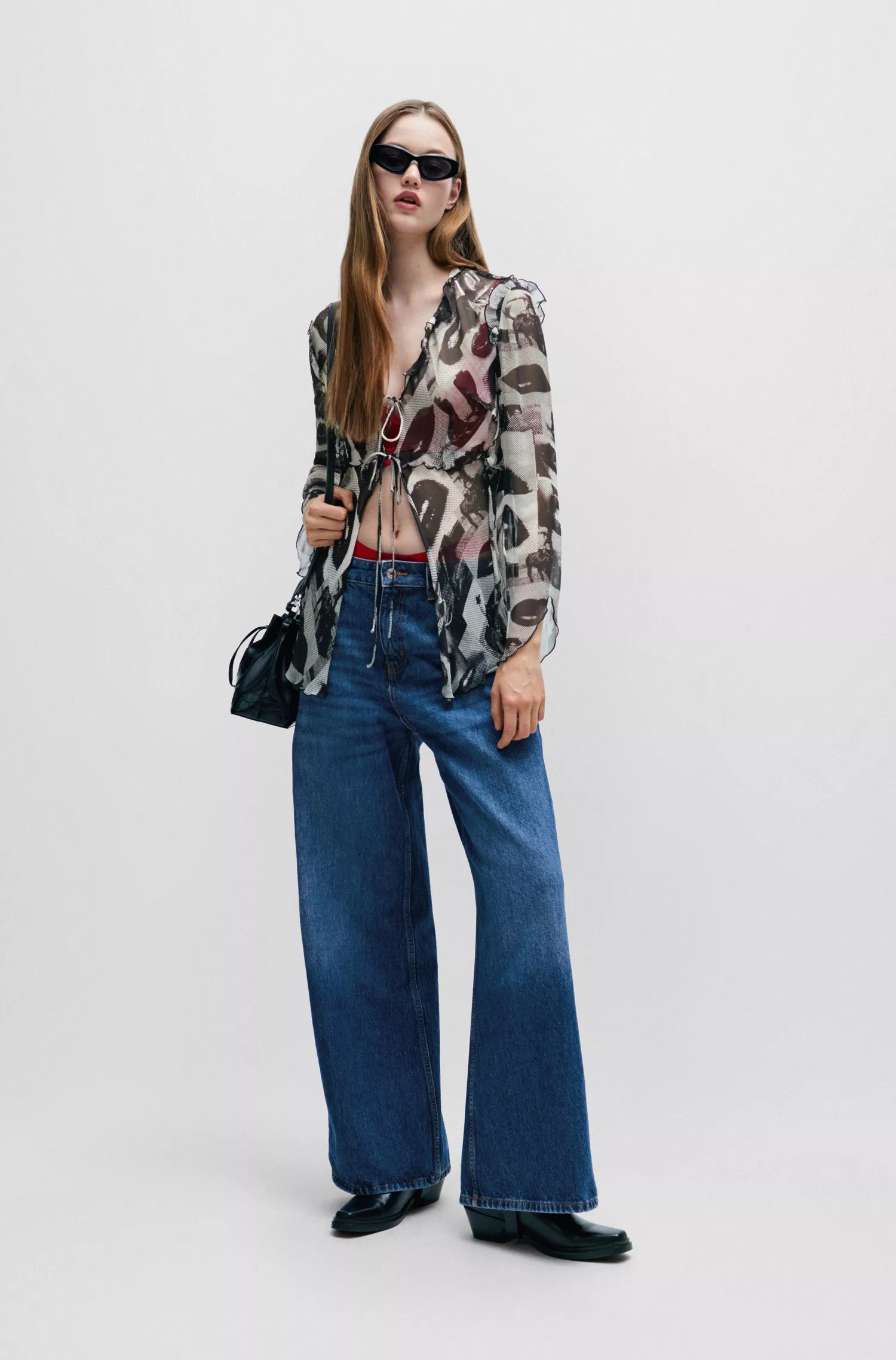 Blusa HUGO vermelha, corte regular, em chiffon estampado com amarração frontal.