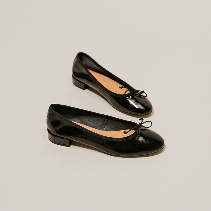 Ballerines à bouts ronds  en vernis plissé noir