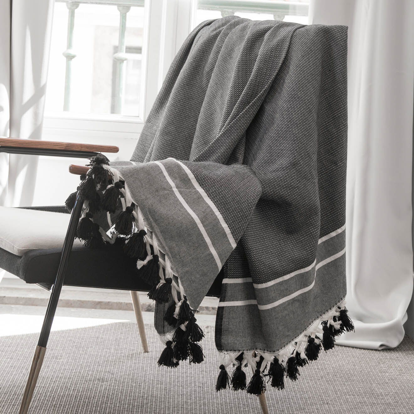 Febronie Plaid Stockholm Chevron Pompon Losange noir