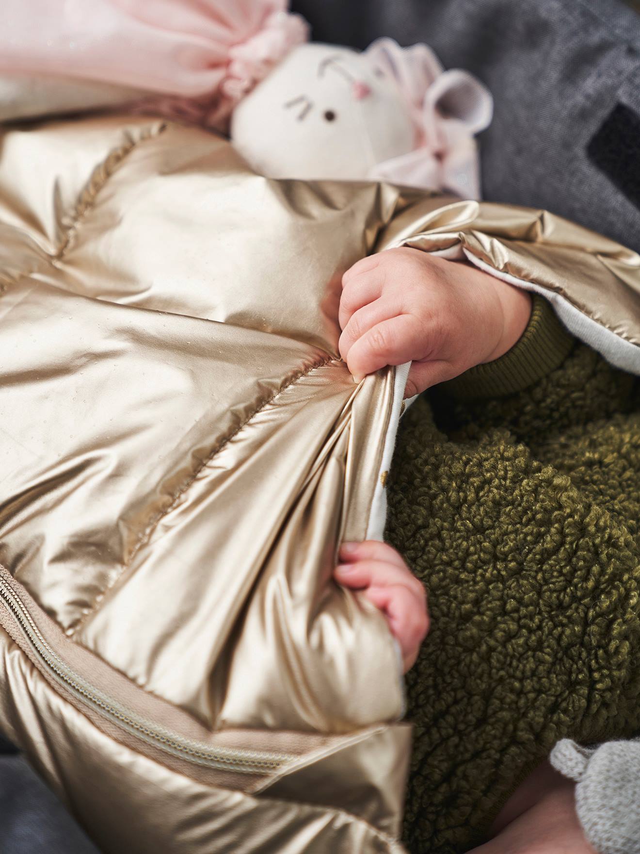 Bolsa Chancellière para carrinho de bebê Egg e moisés em poliamida amarelo dourado metálico claro.