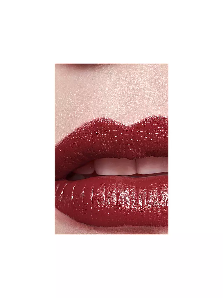 CHANEL FARBINTENSIVER LIPPENSTIFT. KONZENTRIERTE LEUCHTKRAFT UND PFLEGE. NACHFÜLLBAR 2G dunkelrot