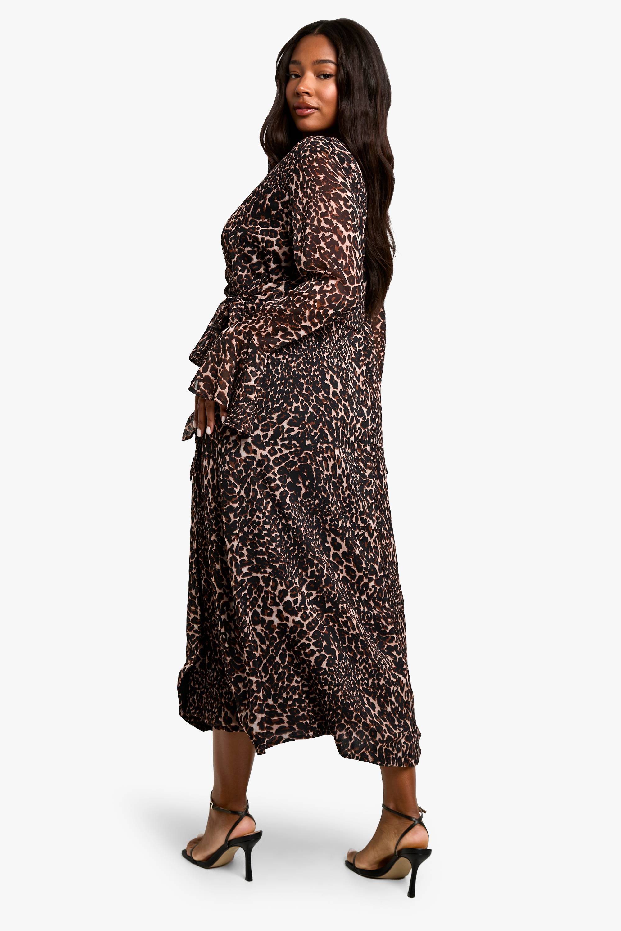 boohoo Plus Robe midaxi enveloppante en chiffon à imprimé léopard