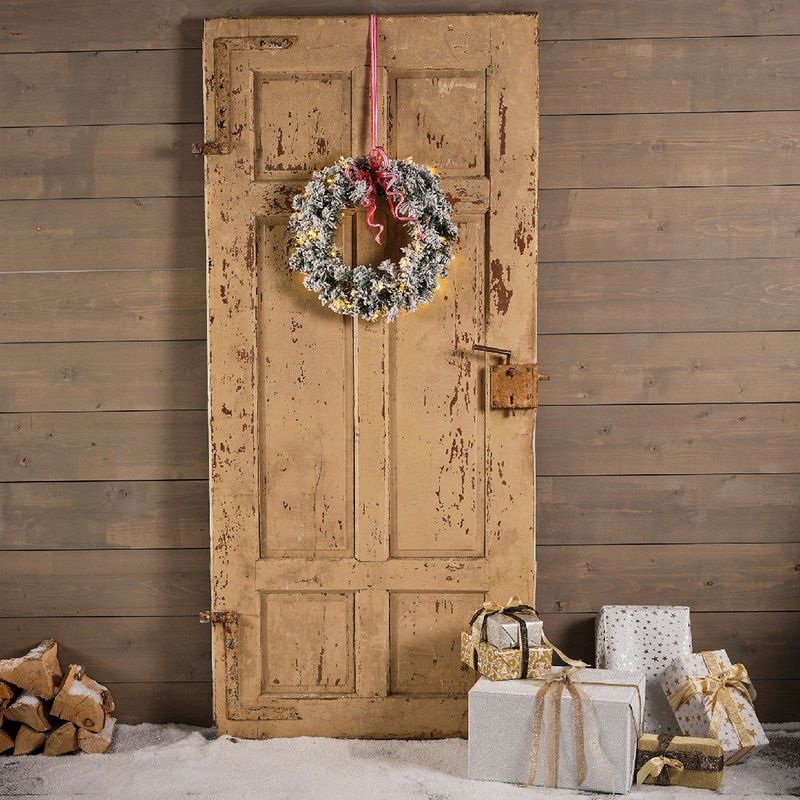Groen/witte led kerstkrans 50 cm Imperial kunstsneeuw met ijzeren hanger - Kerst decoratie kransen van dennentakken