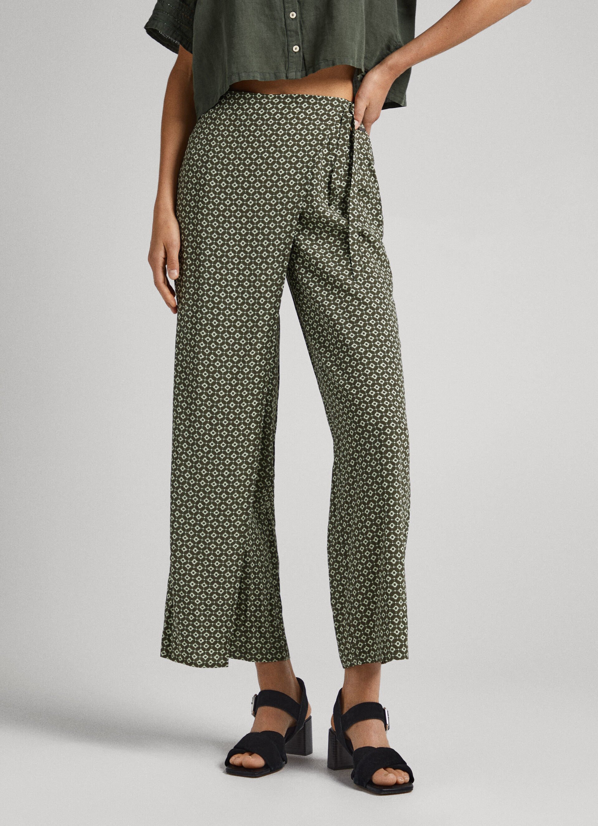 CALÇA COM ESTAMPA GEOMÉTRICA - multicolorida