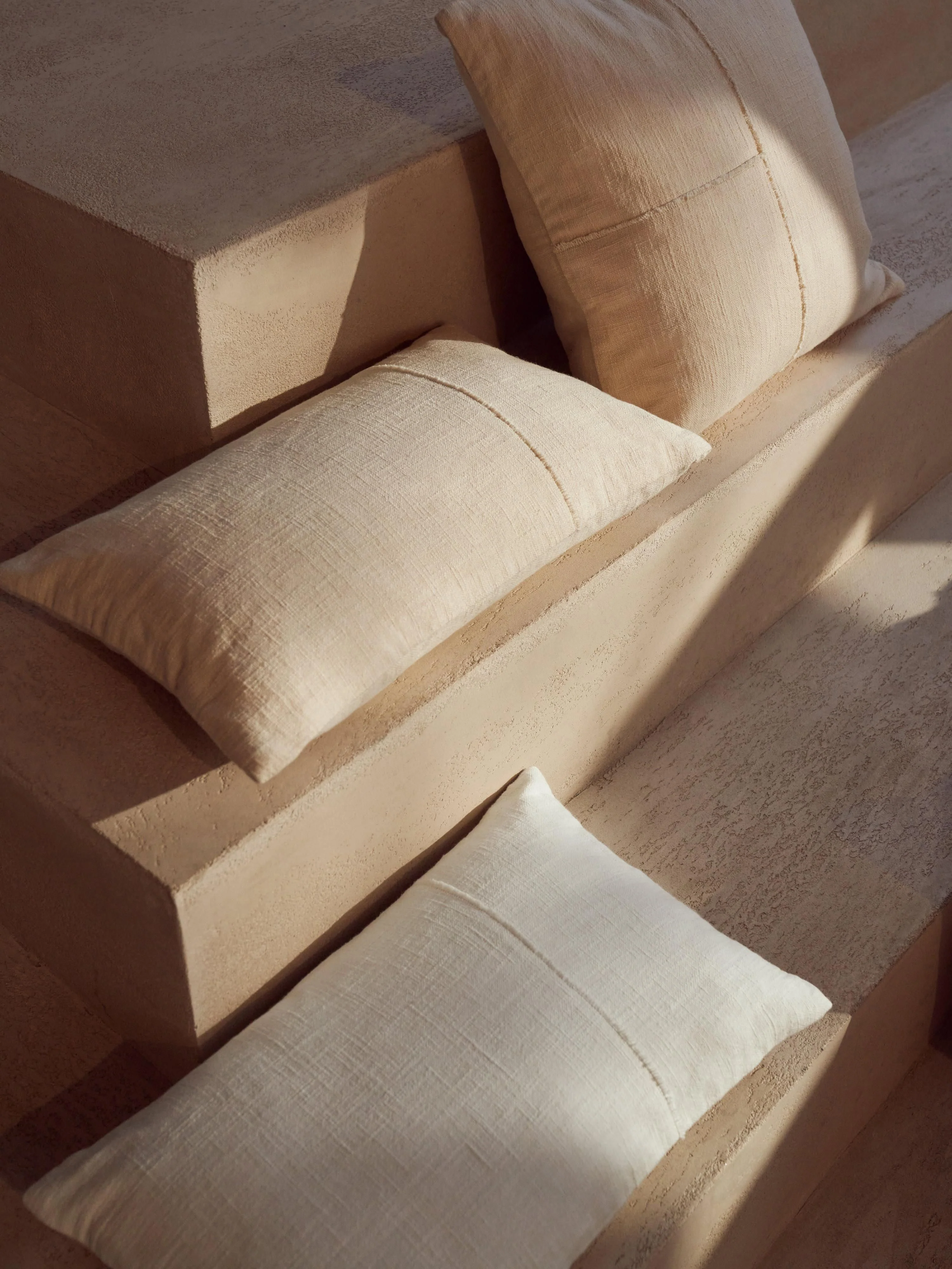 Handgeweven kussenhoes Terre met decoratieve naad