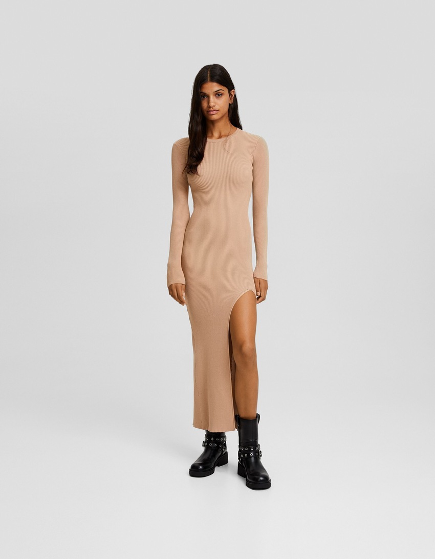 Vestido midi de manga comprida com fenda lateral
