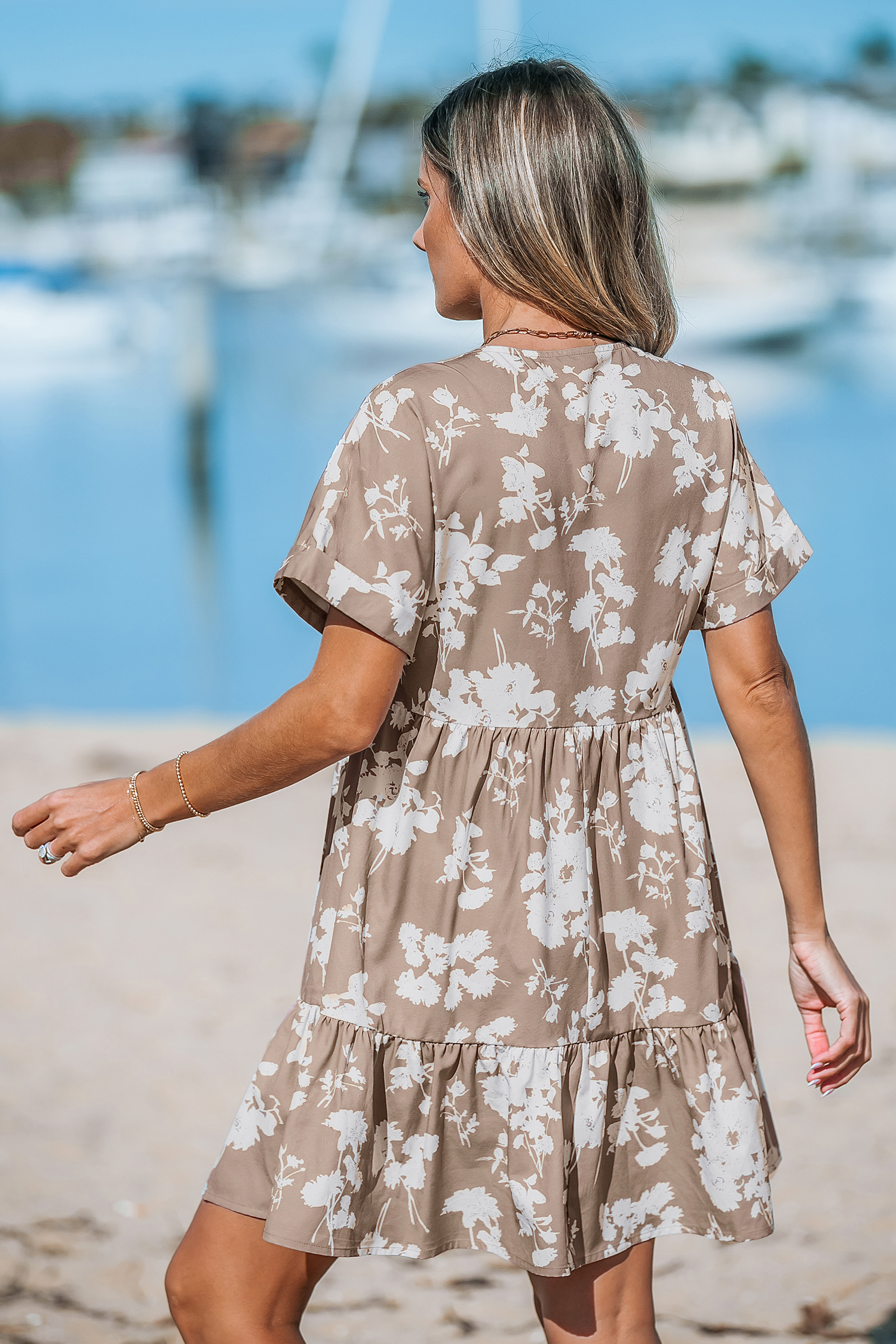 Robe mini avec col en V à volants et fleurs