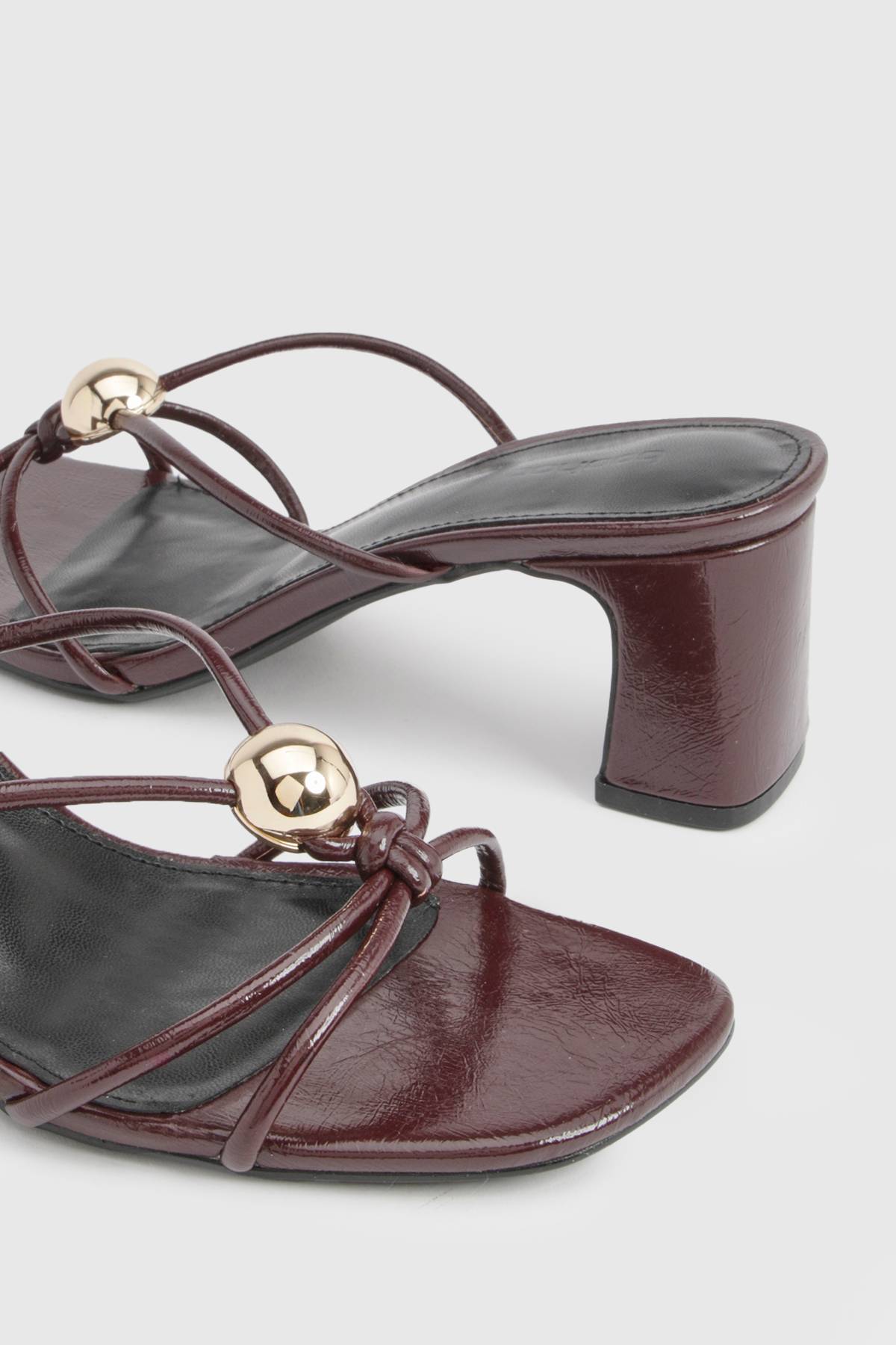 boohoo Mules À Brides Avec Finitions Dorées