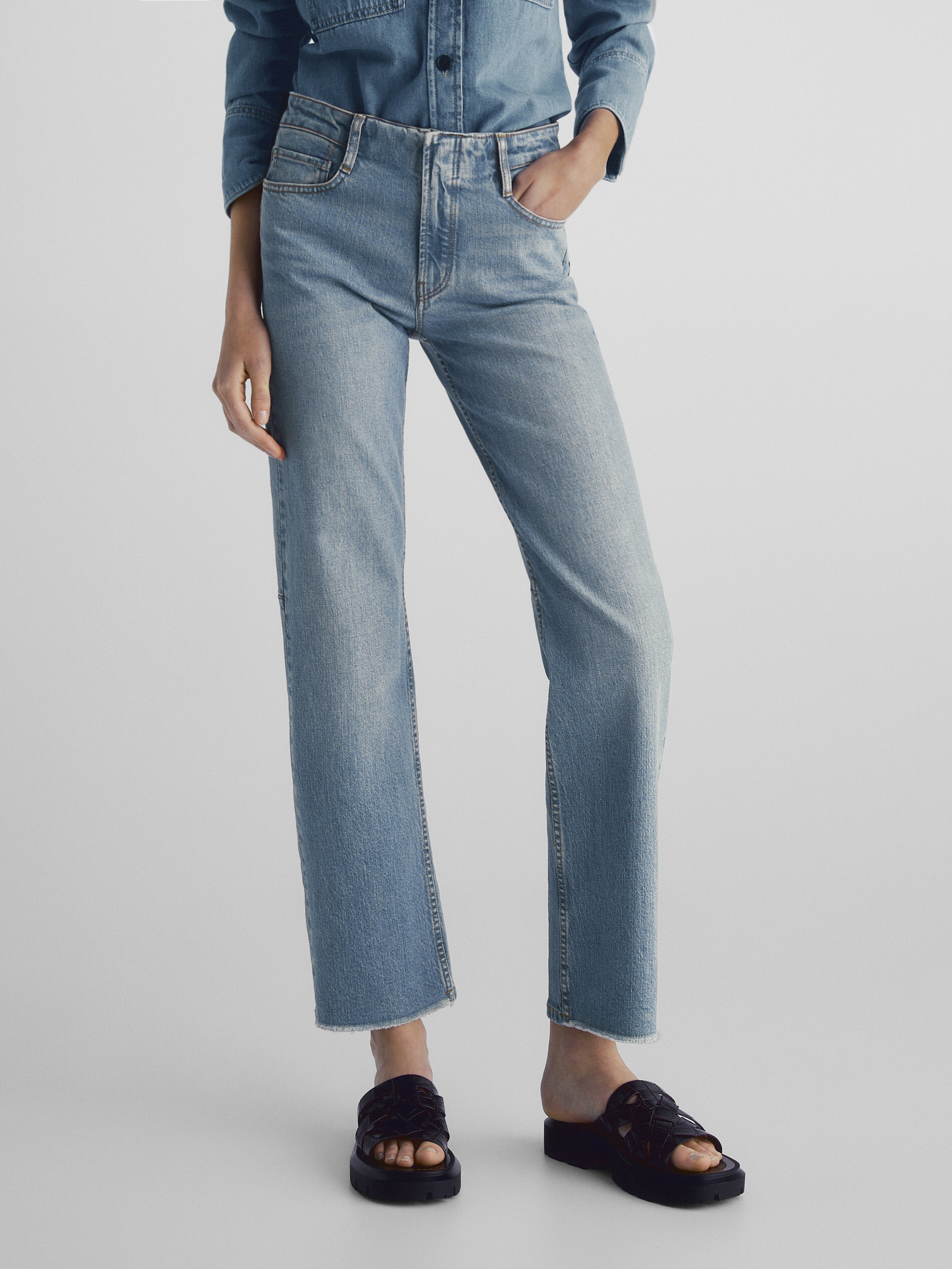 Calça Slim Fit de Tamanho Médio com Costuras - Azul Claro