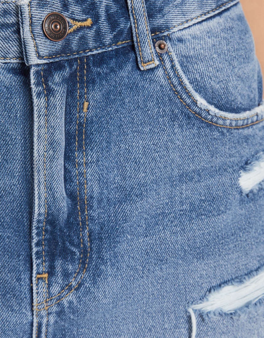 Calções jeans rasgados com bolsos