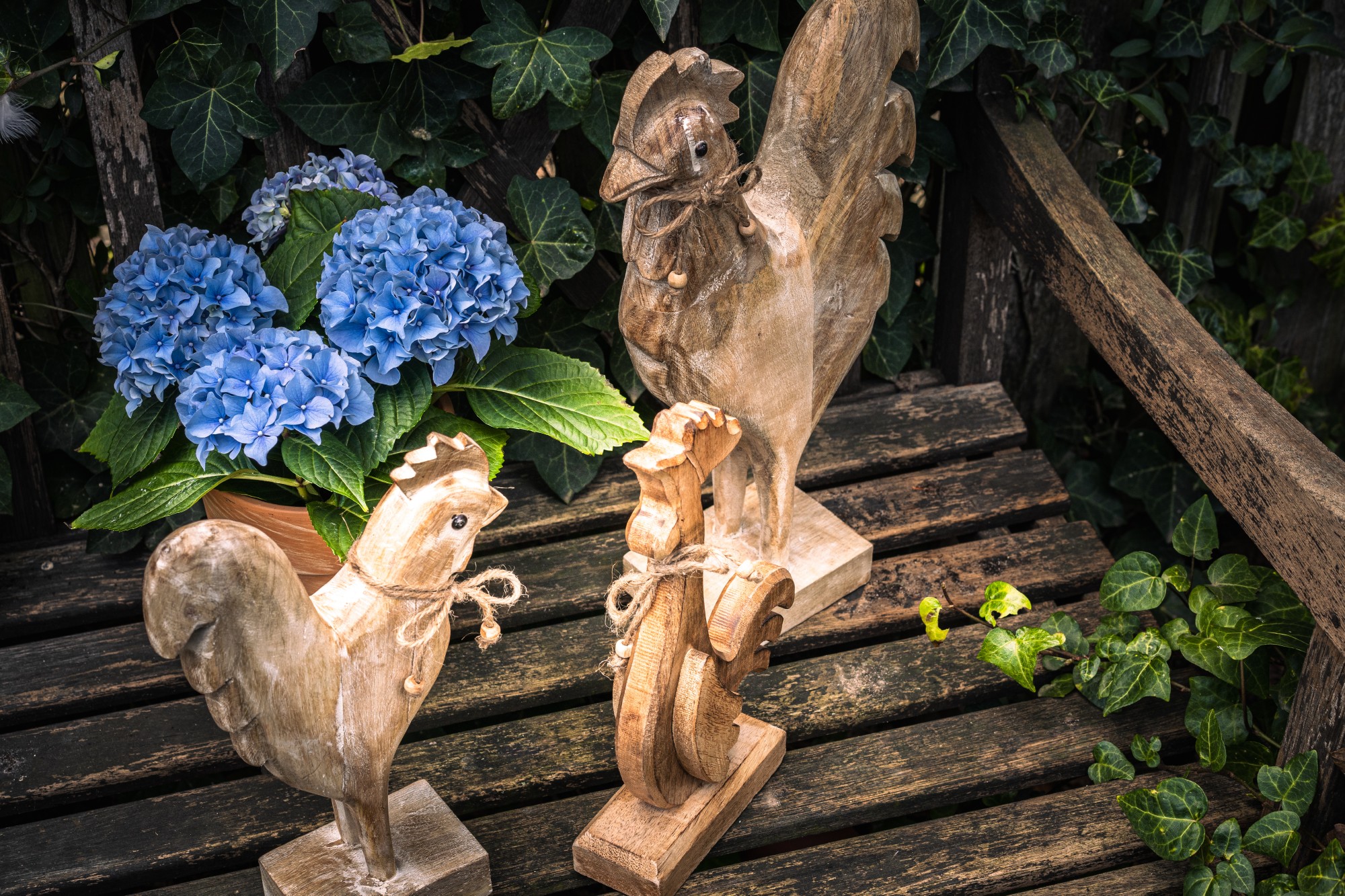 Holzfigur 'Hahn sitzend', natur, B 20 cm, H 33 cm, L 6 cm von fischer's lagerhaus