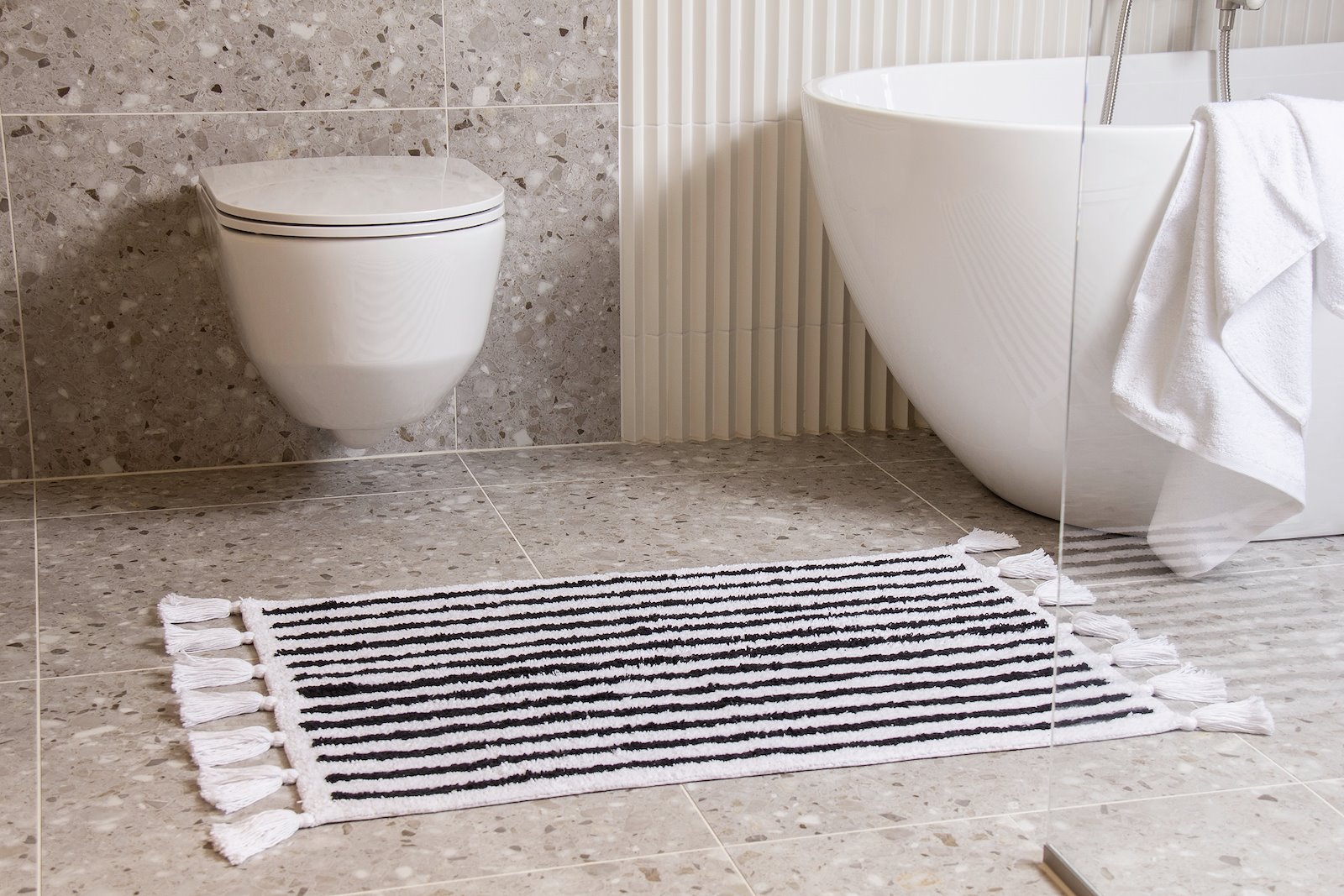 Melilla badematter 60x90 cm Hvit og sort stripet. 60x90 cm
