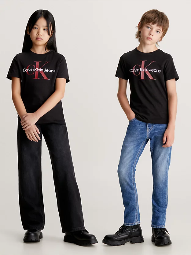 Camiseta infantil com logotipo