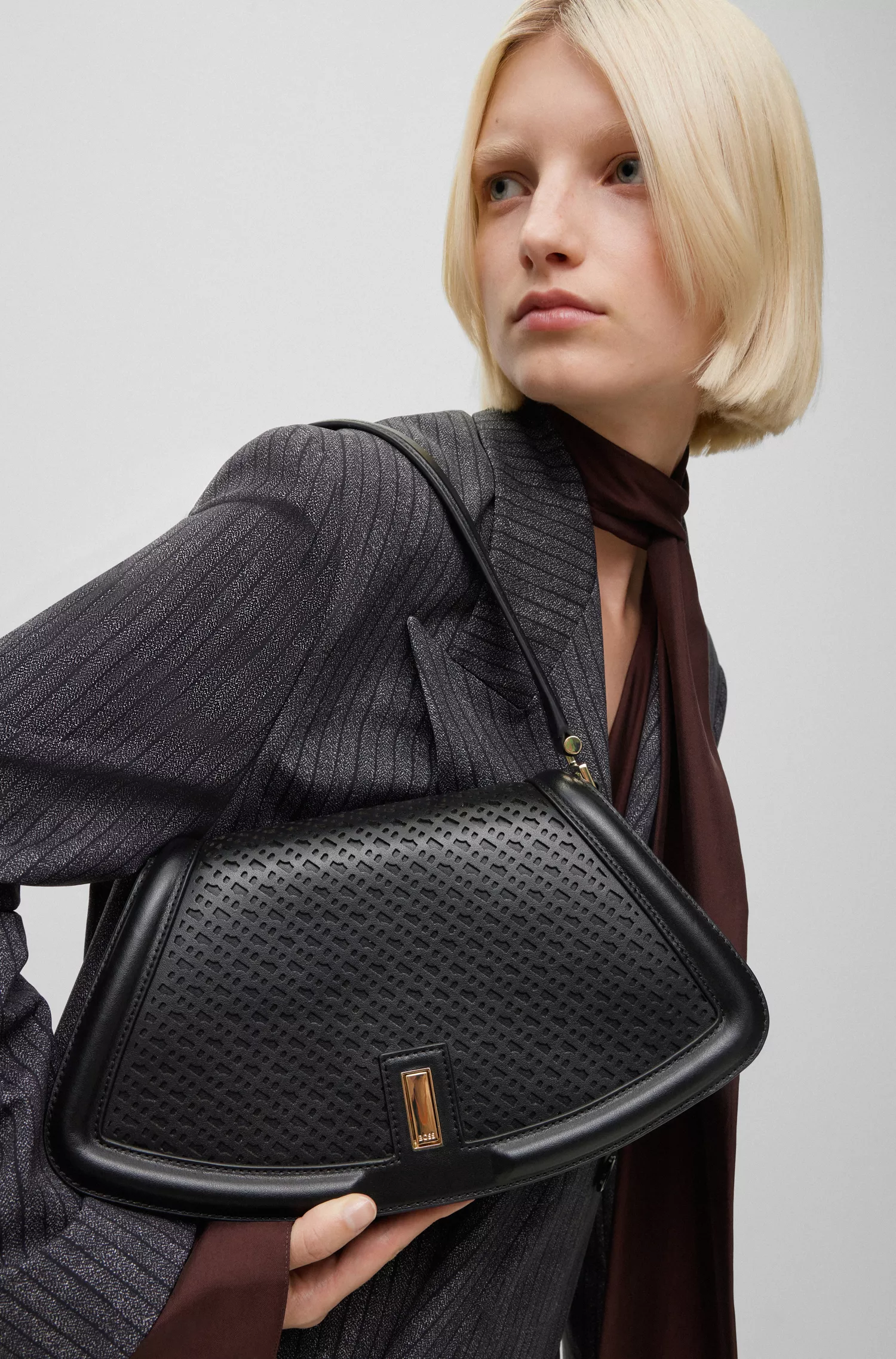 Bolsa de ombro BOSS em couro preto com estampa de monograma.