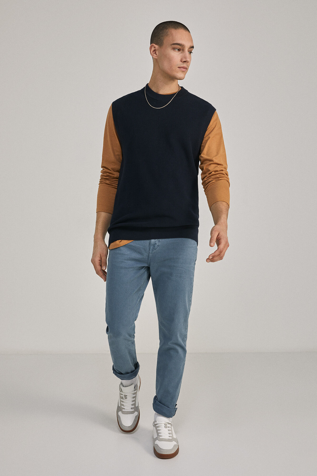 Calça de corte justo com 5 bolsos, cor azul médio.