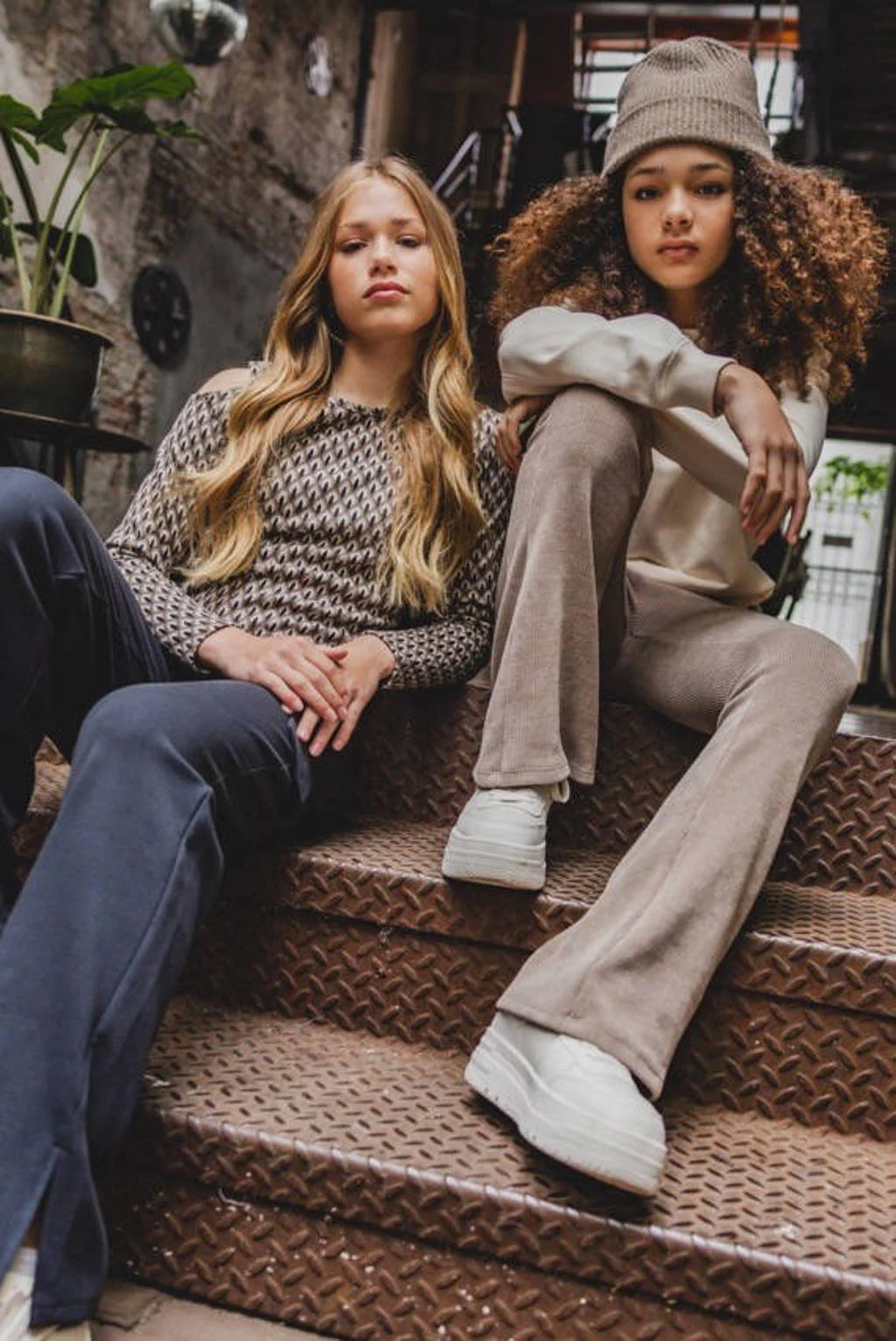 LOOXS corduroy flared broek greige
