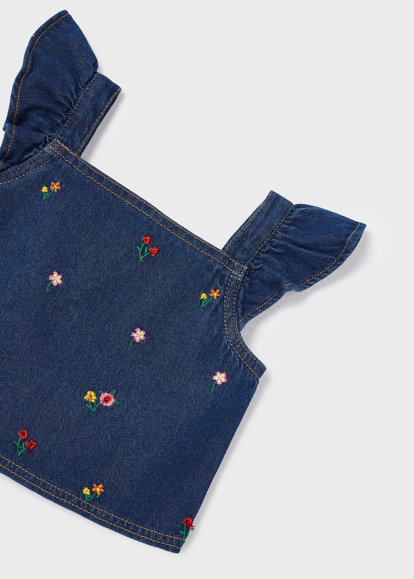 Blusa jeans com bordado em algodão sustentável para meninas