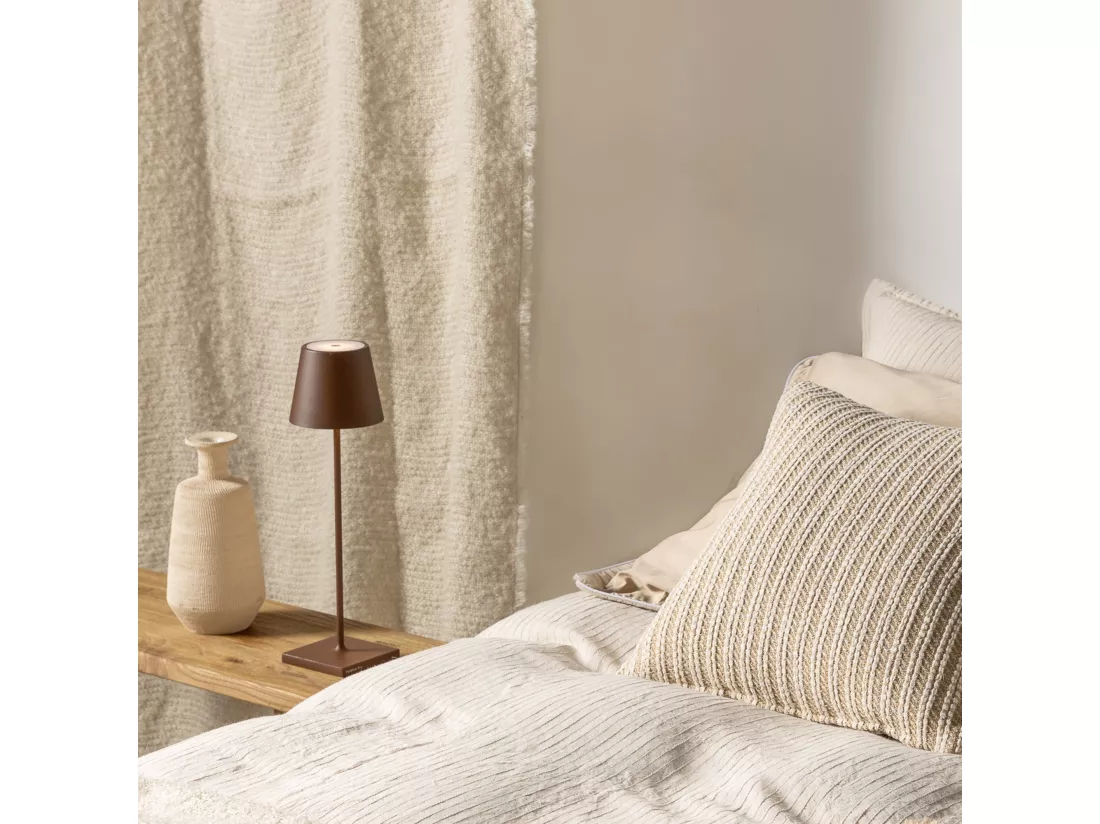 Lampe LED Poldina Pro Corten rechargeable IP65 usage extérieur, dimmable avec autonomie jusqu'à 12 heures