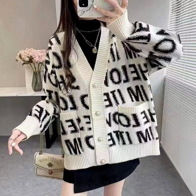 Everose - V-hals jacquard vest met letters