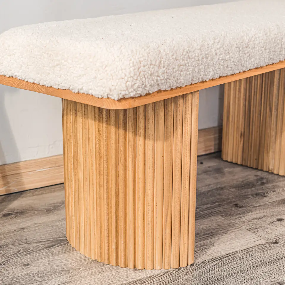 Bank van massief hout en witte lussen