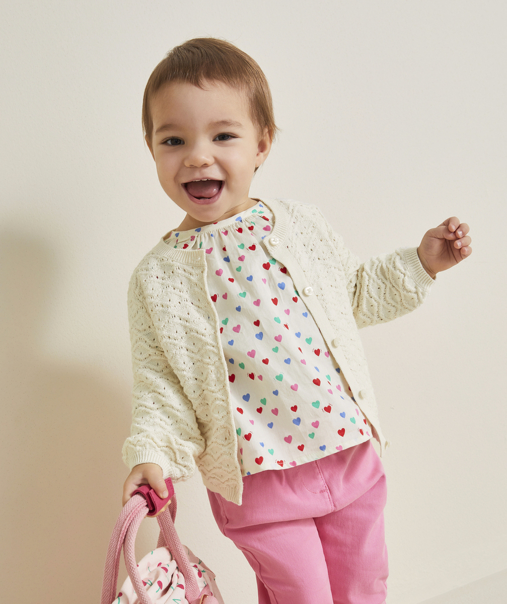 GILET BÉBÉ FILLE EN COTON ÉCRU ET EN MAILLE TORSADÉE