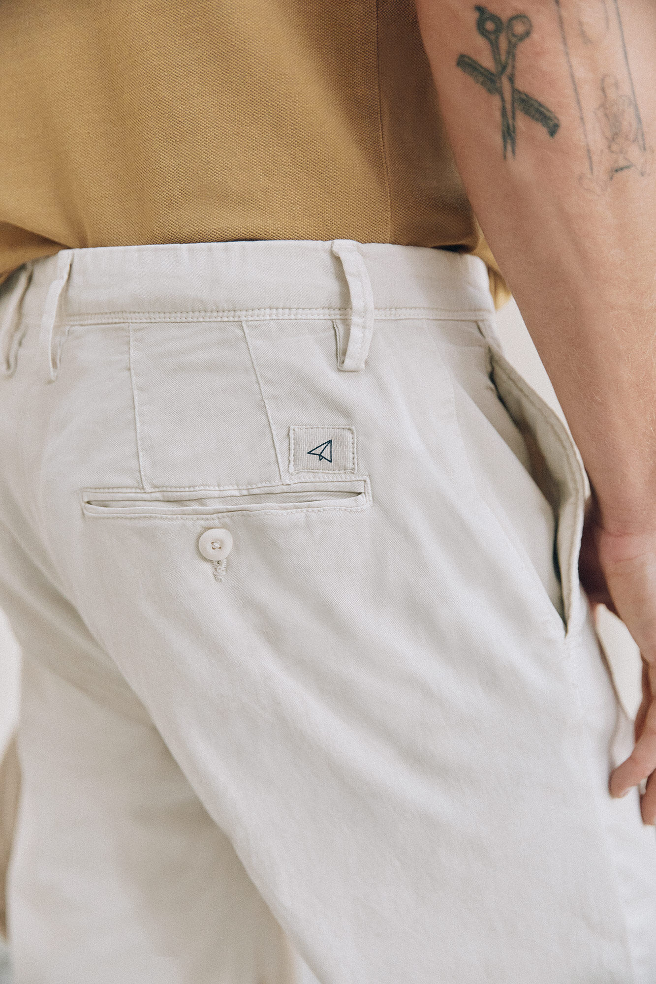 Calça chino slim com cintura elástica.