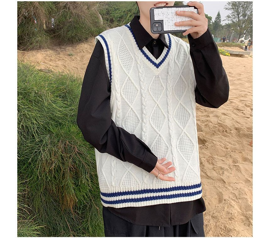 Whyessa - Oversized kabelgebreid vest met V-hals