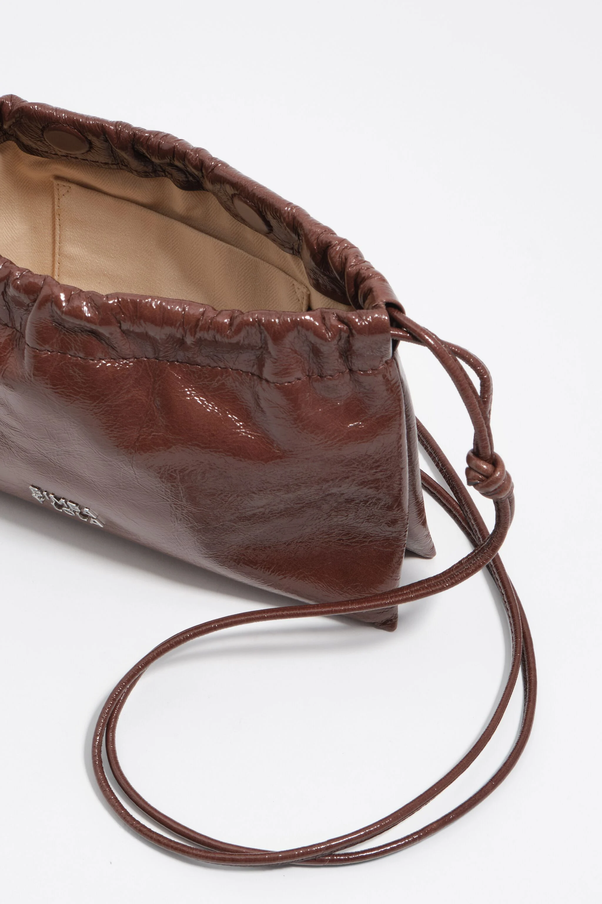 Bolsa mini de couro brilhante cor mocha