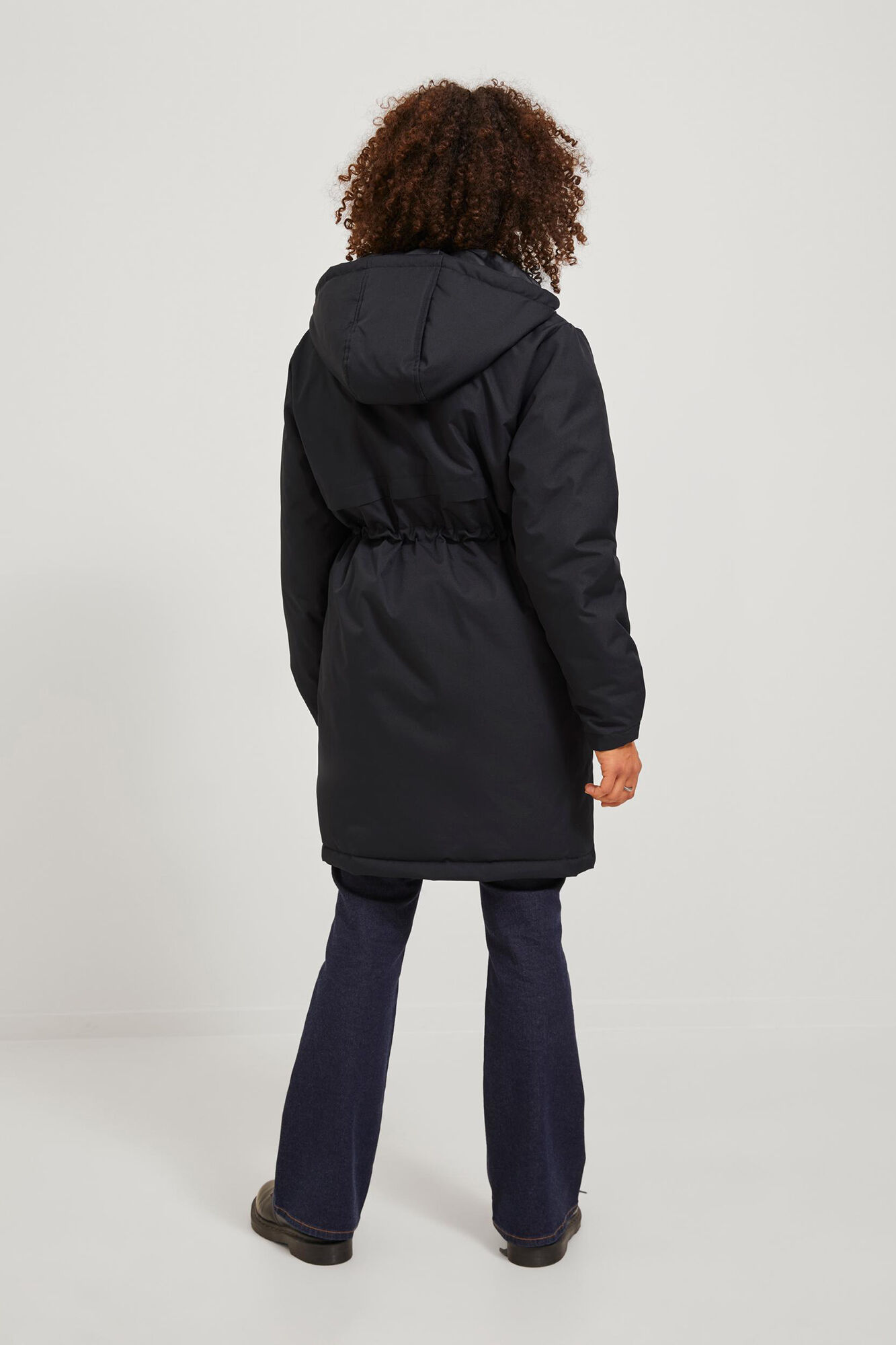 Parka feminina com capuz e cintura ajustável.