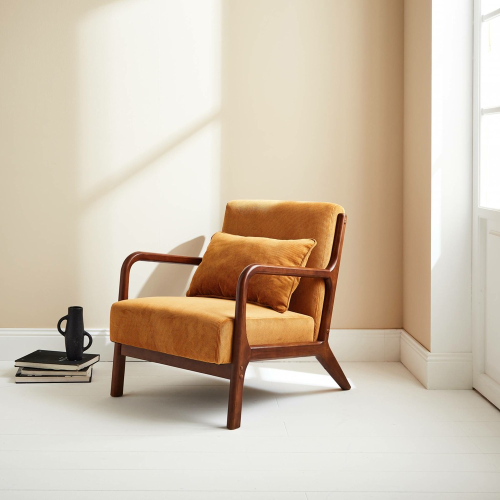 Fauteuil velours côtelé ocre. Pieds bois d'hévéa teinté noyer clair. 1 place droit fixe. Pieds compas scandinave. Structure en bois