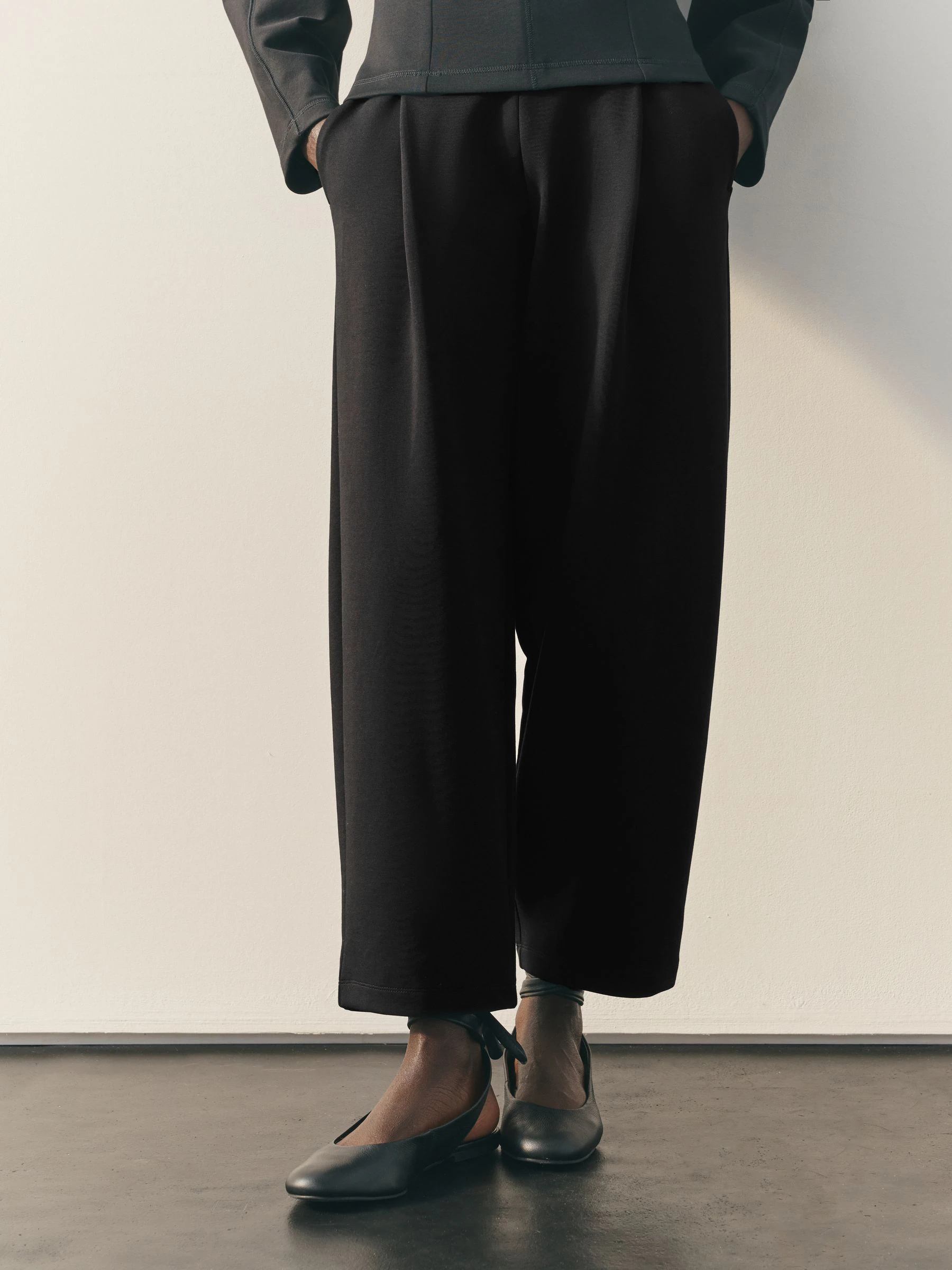 Zwart - Nothing Ordinary Luxe Barrel Leg Sweat Trousers