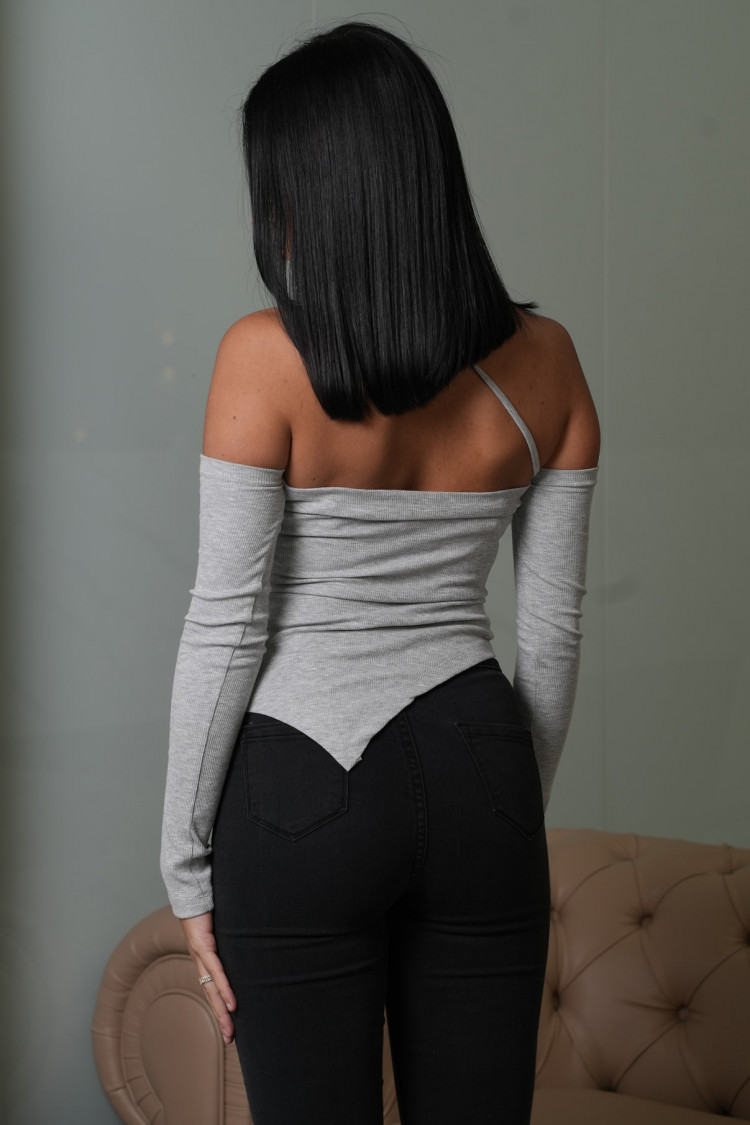 Pull gris à manches longues asymétrique