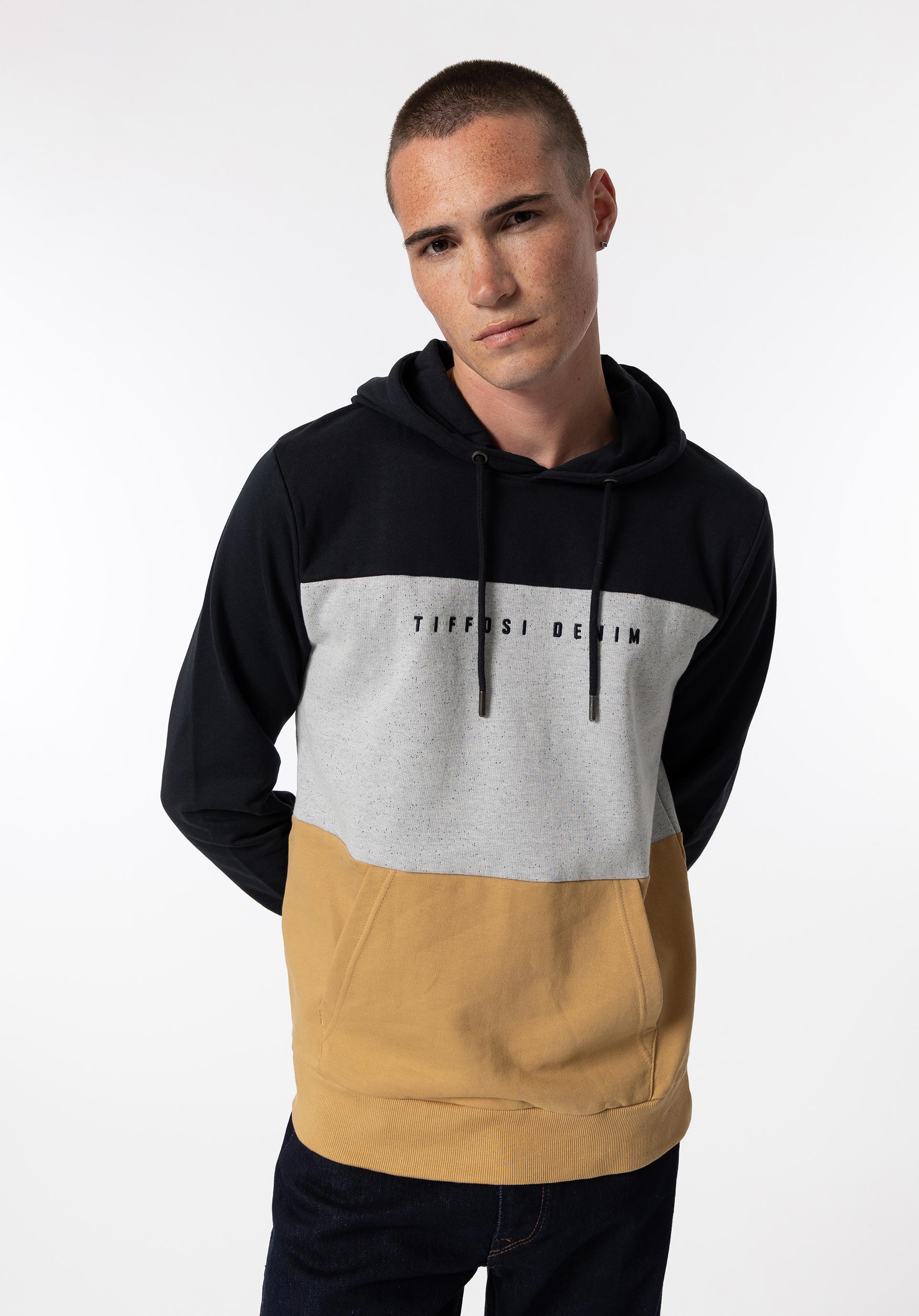 Hoodie Tricolor com Bordado Frontal