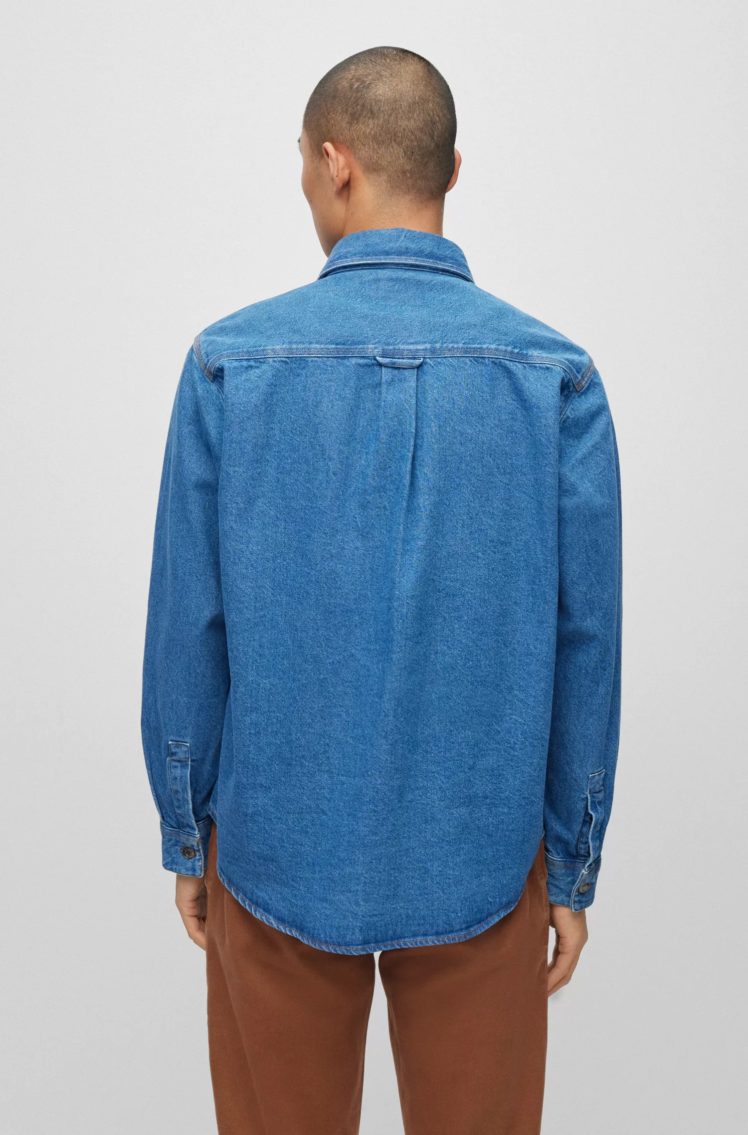 Camisa HUGO vermelha de modelagem oversized em jeans azul cru