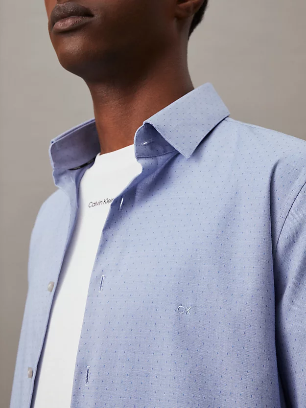 Camisa elegante em sarja dobby fina.