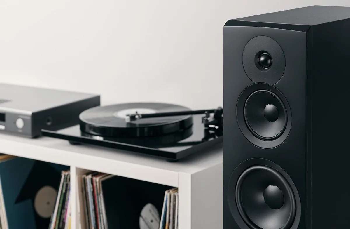 Dynaudio Emit 50 Noir satiné (la paire) Enceintes colonne