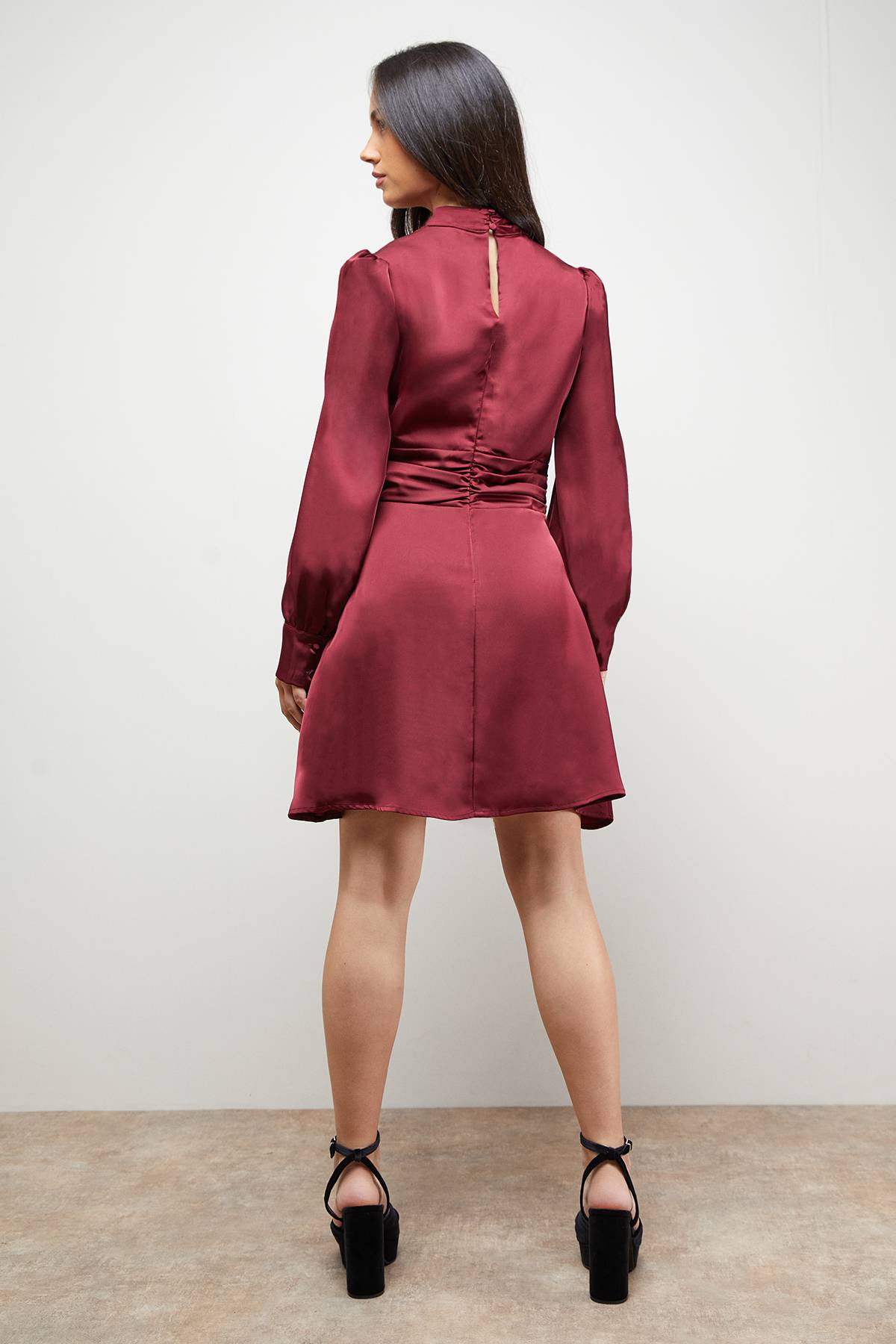 Oasis Robe Mini en Satin à Taille Froncée, Col Montant et Manches Bouffantes