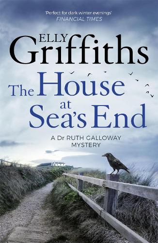 The House at Sea's End: The Dr Ruth Galloway Mysteries 3 - The Dr Ruth Galloway Mysteries (Paperback)