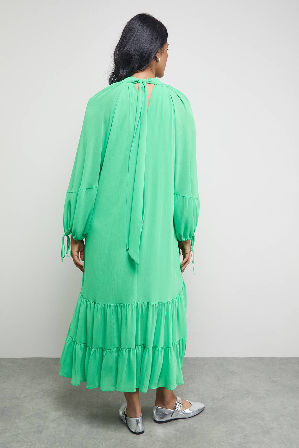 Warehouse Robe Midi Smock à Col Haut Étagé Tony Chiffon