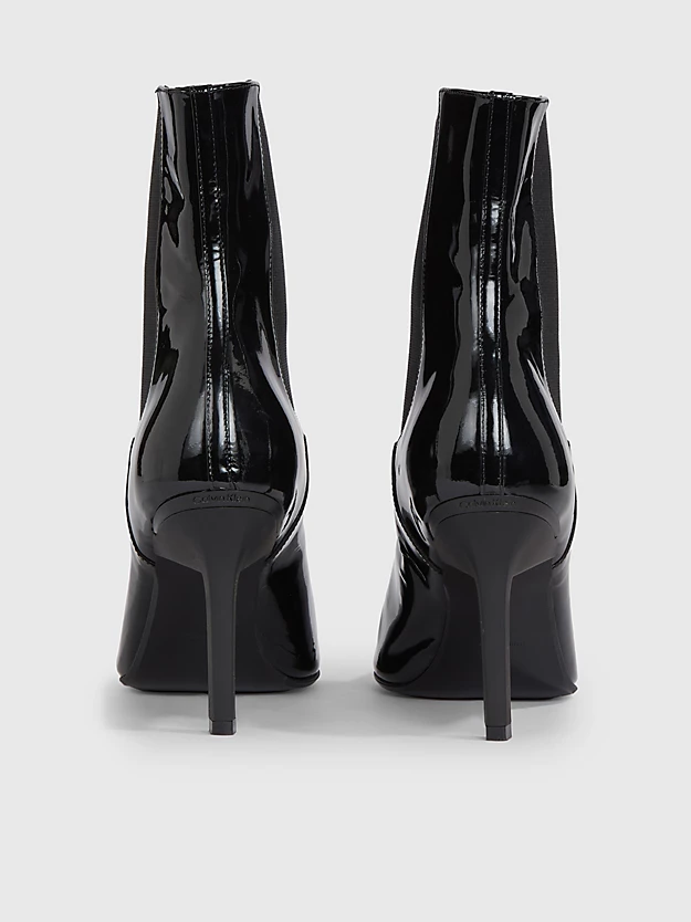 Botas de cano curto em verniz com salto agulha.