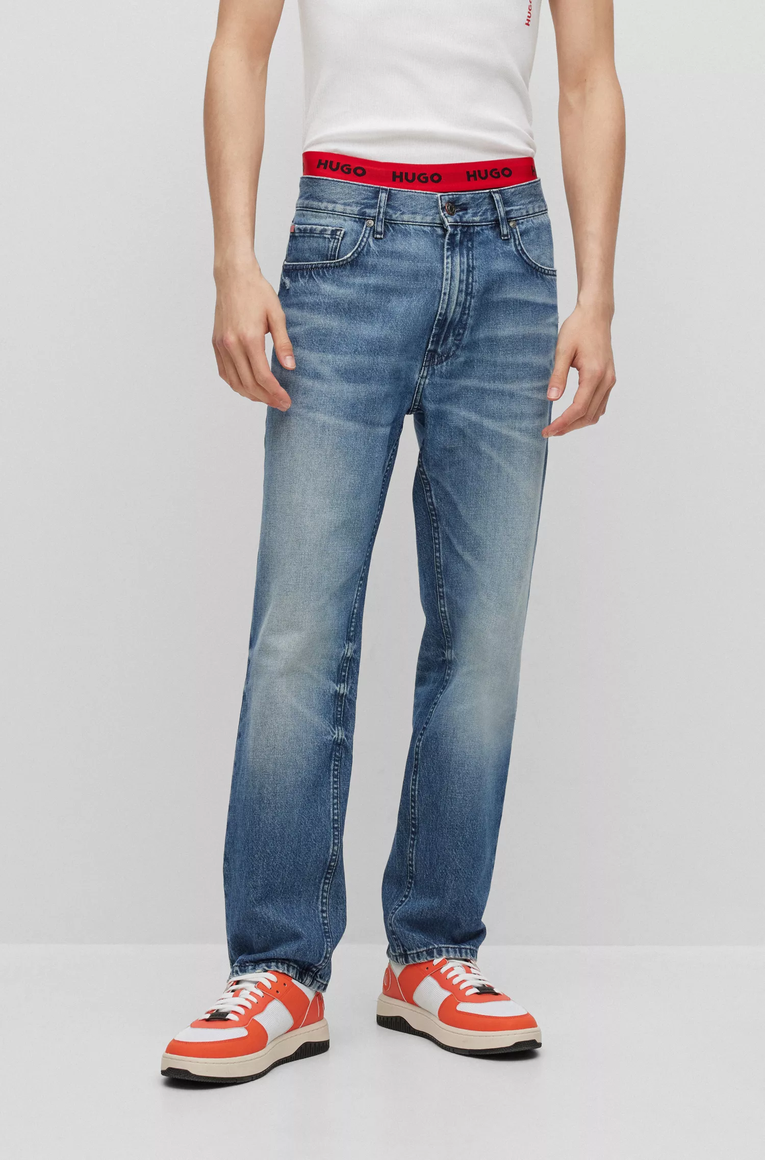 Calça jeans HUGO vermelha, corte regular, em denim rígido azul.