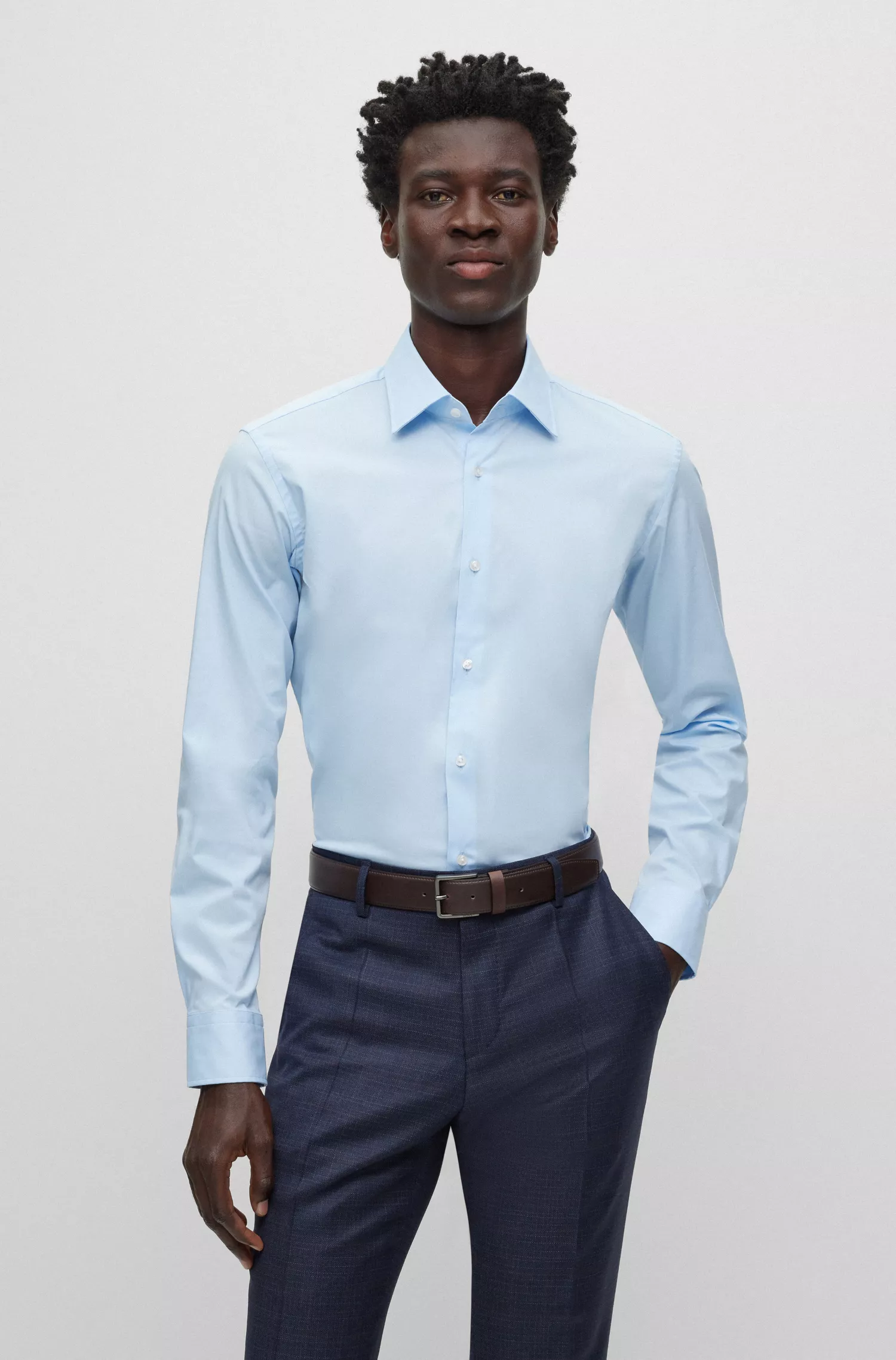 Camisa BOSS preta de corte regular em popeline de algodão elástico de fácil passar.