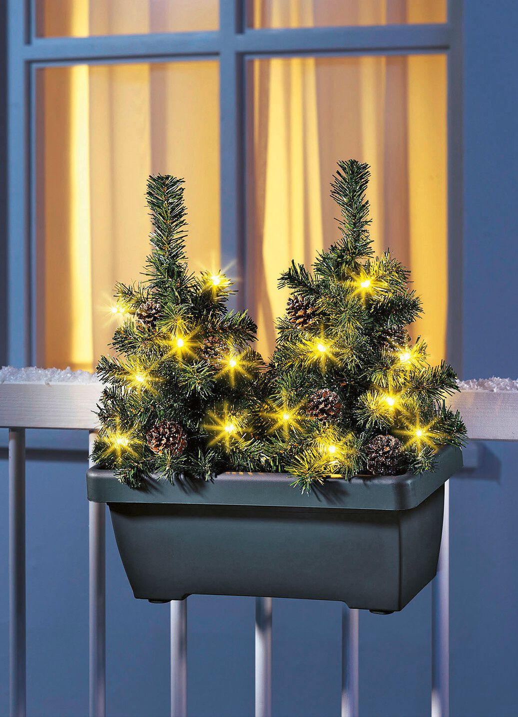 Balkonkasten mit LED-Bäumchen
