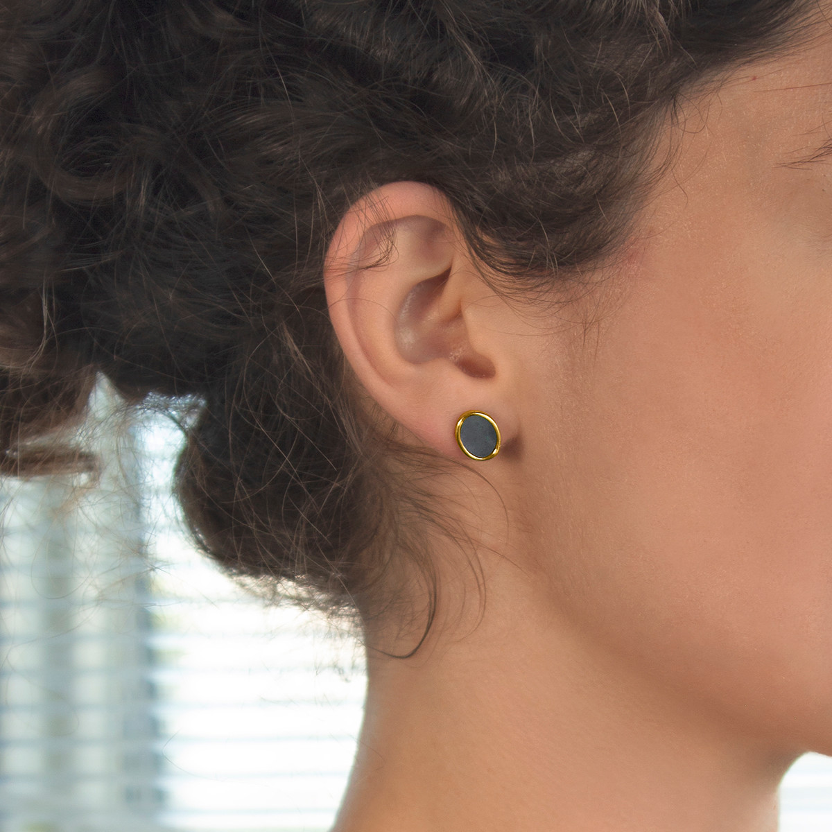 Boucles d'oreilles or 750 jaune nacres grises ovales.